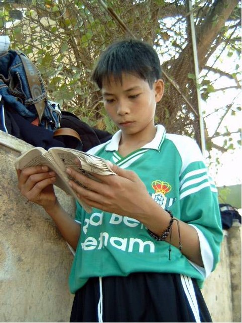 Vi, als er als kleiner Junge auf Blue Dragon traf.